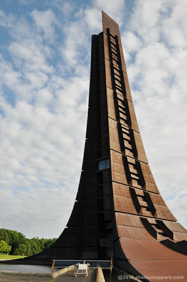 百年記念塔を見上げる