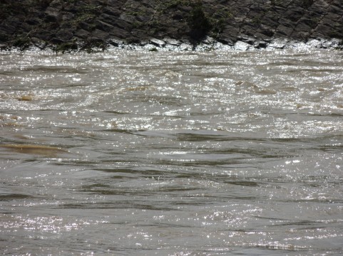 川・氾濫・濁流
