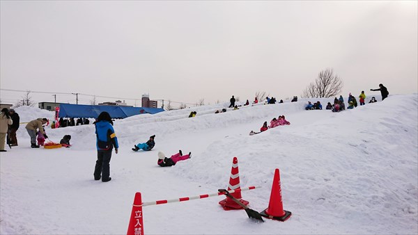 雪の巨大滑り台