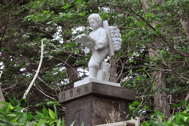 消えた二宮金次郎像】江別小学校の火薬庫にあった石像はどこへ？【解決