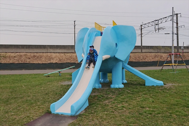 象の滑り台で遊ぶ子供