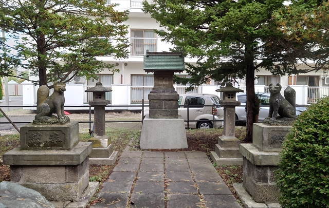 文京台稲荷神社 狛犬と社殿