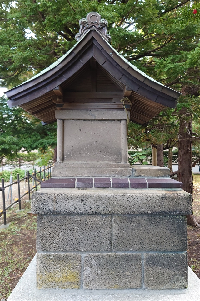 文京台稲荷神社 社殿横