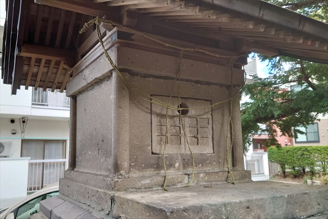 文京台稲荷神社 社殿 石造りの扉