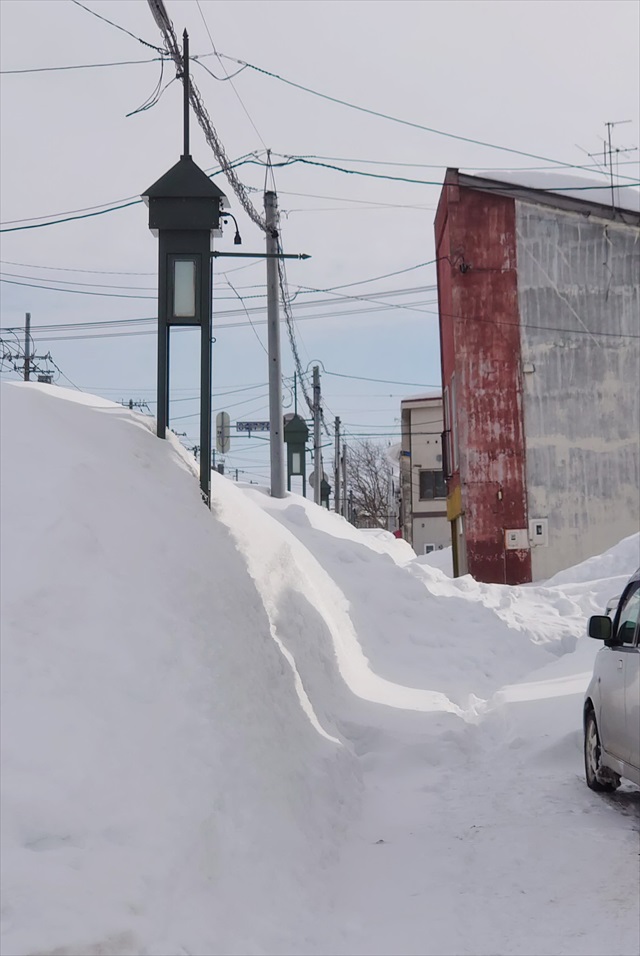 江別駅前本町通り大雪に埋まる歩道