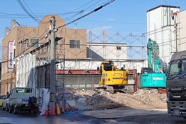 江別市条丁目地区ビル撤去作業の様子
