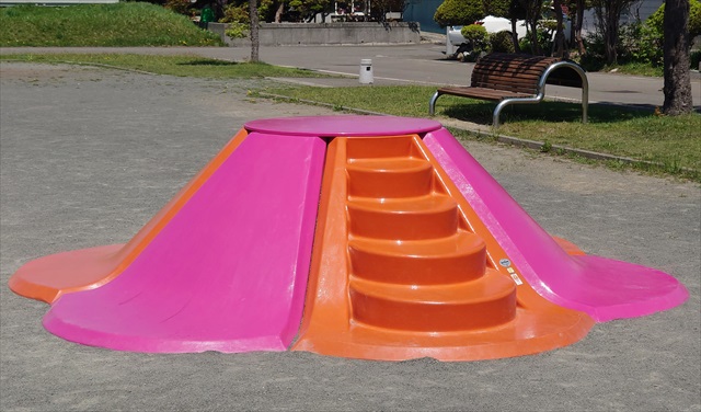 ピンクの滑り台