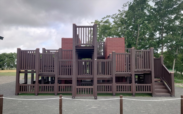 江別市都市と農村の交流センター「えみくる」大型木製遊具