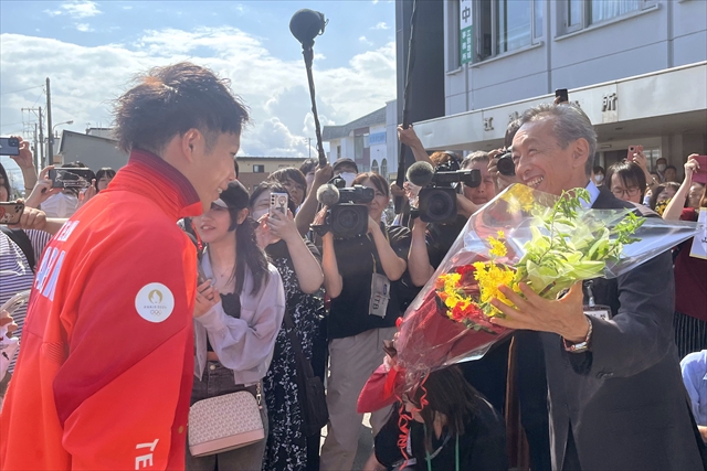 山本智大選手と江別市長