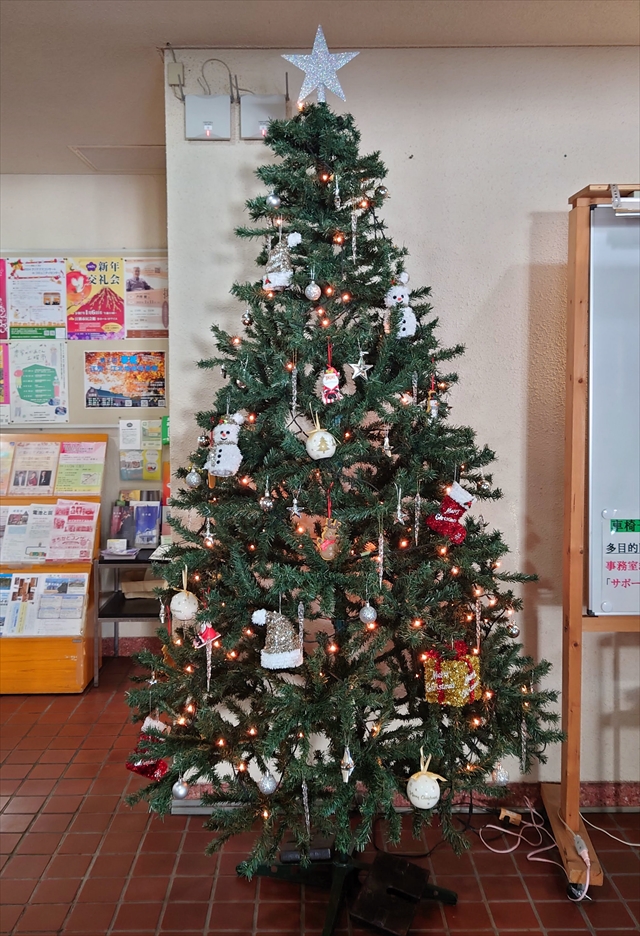 江別市民会館ロビー クリスマスツリー