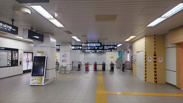 南北線・すすきの駅改札口「サンタクリーム すすきの えきのなか店」