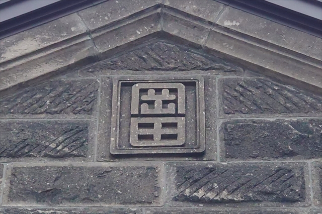 旧岡田倉庫 妻面破風下「岡田」の文字