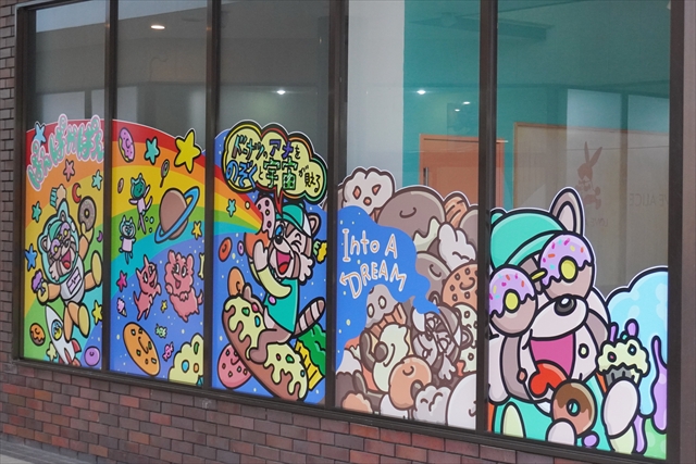 「蒸しパンとドーナツのお店 ぱんぱかぱん」ガラス窓ポップ