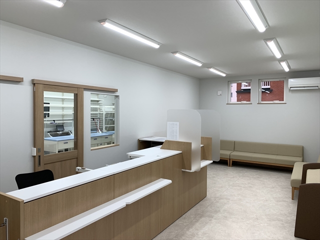 赤れんが薬局 店舗内