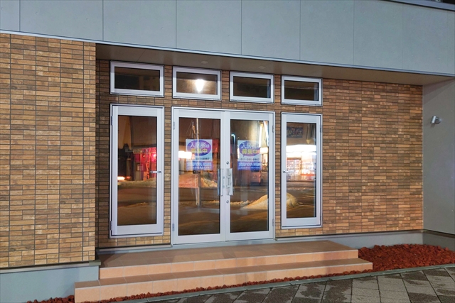 8丁目通り商店街沿いの新築建物 正面入口