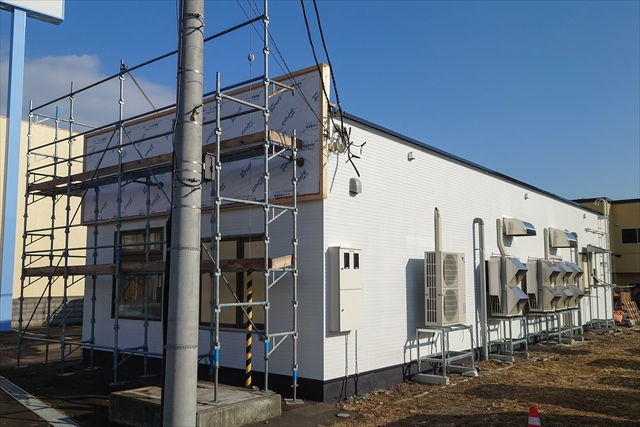 ペンギンベーカリー江別野幌店 国道側看板工事中