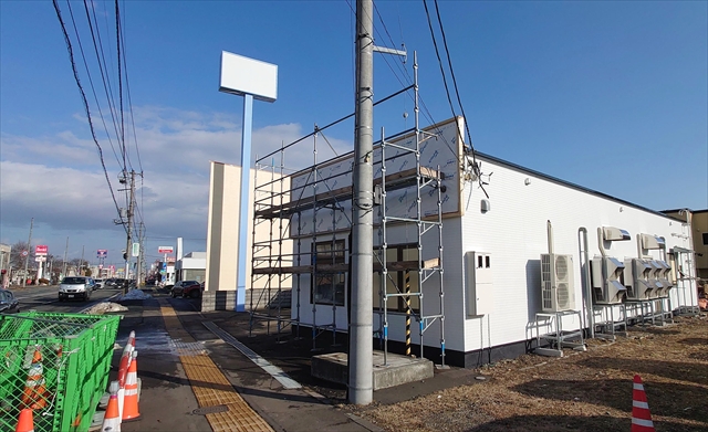 ペンギンベーカリー江別野幌店と国道12号沿いの様子