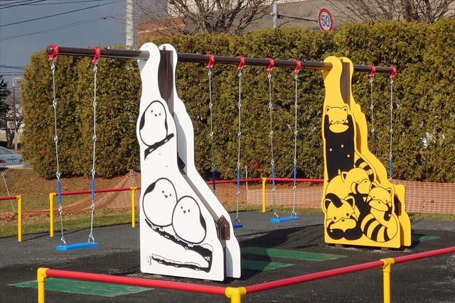 ブランコの支柱にはシマエナガとレッサーパンダのイラスト