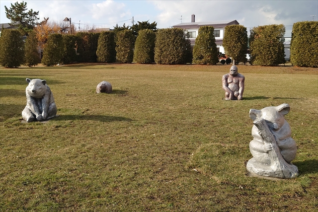 動物像（ゴリラ・コアラ・パンダ・カバの4体）