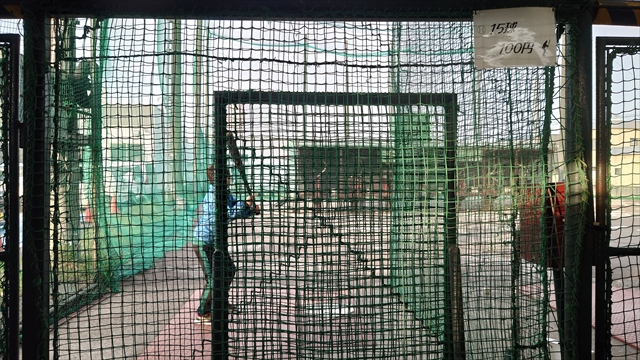 江別バッティングセンターでバッティング練習