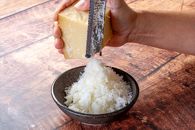 残ったスープにチーズと黒コショウを合わせた「リゾめし」