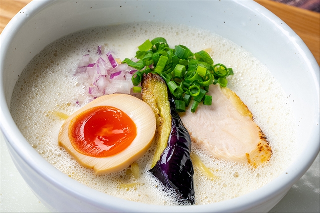 鶏白湯 950円(税込)