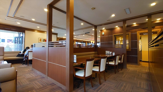 ロイヤルホスト江別店 店内客席の様子