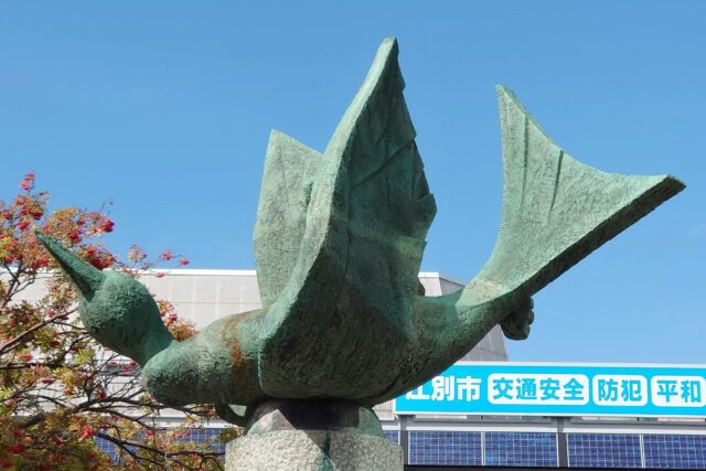 江別市開拓記念像「不死鳥」側面
