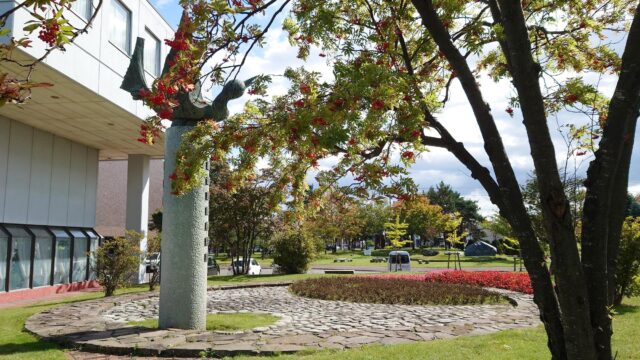 江別市開拓記念像「不死鳥」・市民会館