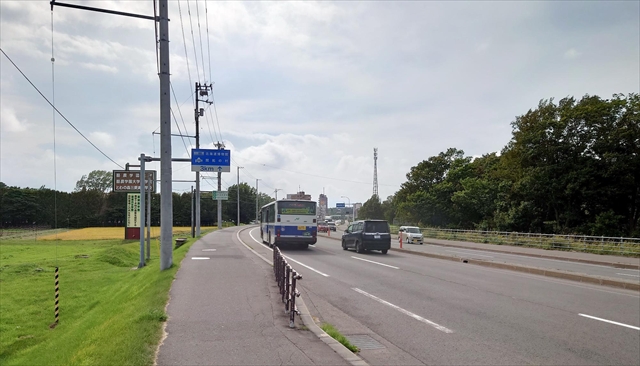 とわの森三愛高校前バス停で下車