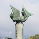江別市開拓記念像「不死鳥」
