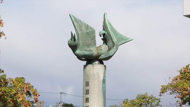 江別市開拓記念像「不死鳥」