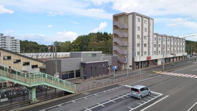 新南口駅舎と賃貸マンション「グランセリオ大麻」