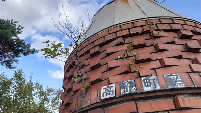レンガ造りの電話ボックスと青空