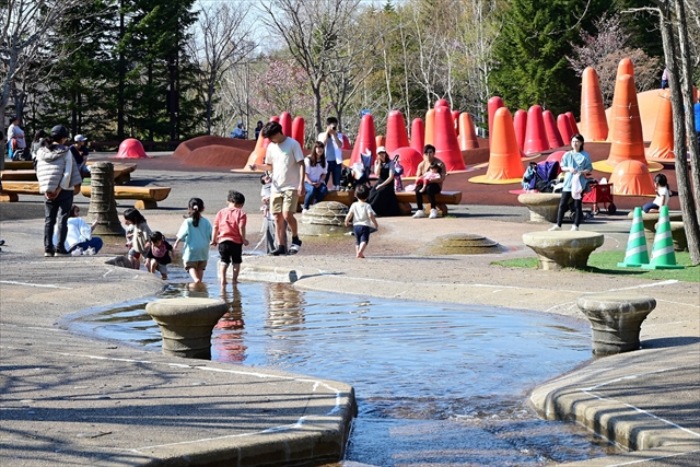 国営滝野すずらん丘陵公園の水遊び場「森のせせらぎ」