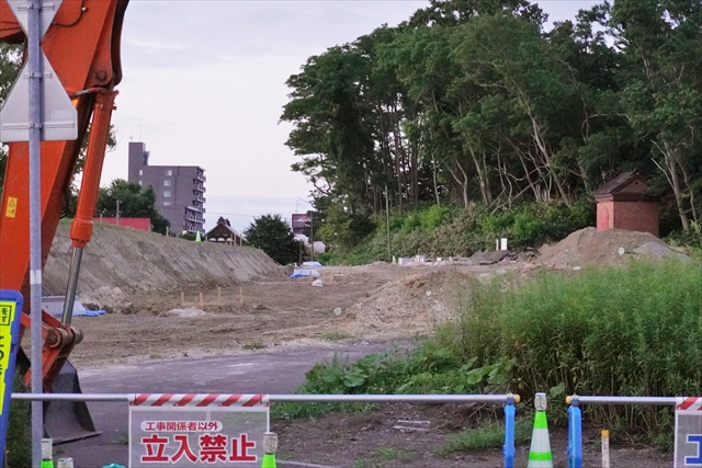 萩ヶ岡2号道路整備工事 旧道と工事現場
