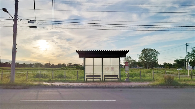 市立病院前バス停と旧王子製紙社宅跡地
