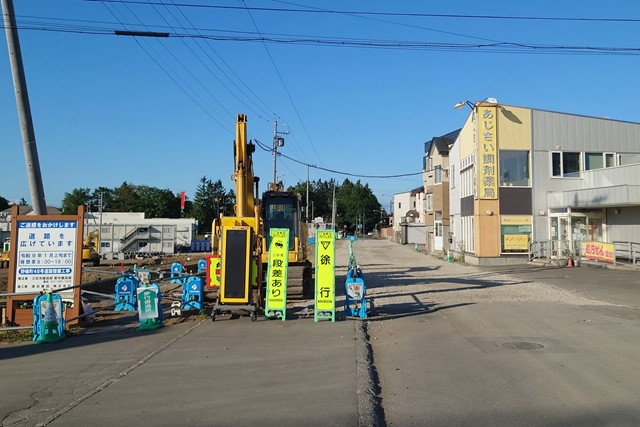 「野幌町48号道路」も拡幅工事中 仮歩道を設置