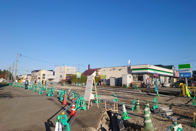 ファミリーマート江別白樺通店の横から道路を見た様子