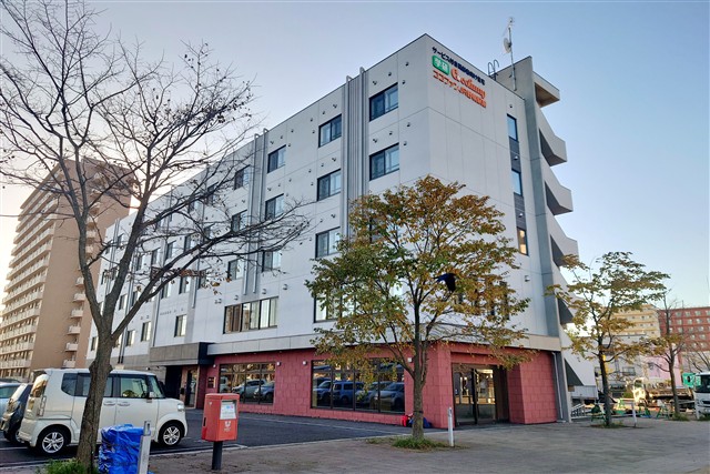 外壁や窓が姿を現した5階建てのココファンJR野幌駅前