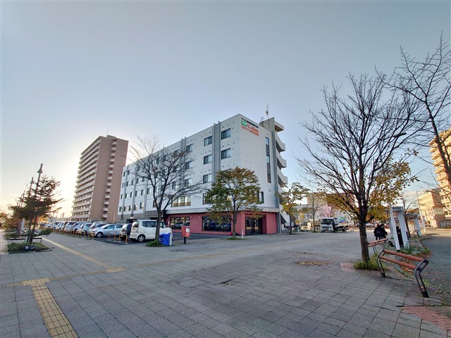 野幌駅北口の広場から見た完成間近のココファンJR野幌駅前
