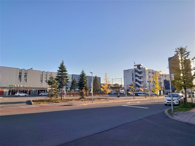 2026年10月23日のJR野幌駅北口と建設中のココファンJR野幌駅前