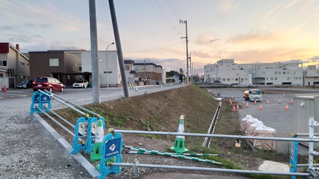野幌町48号道路、江別病院新病棟側にせり出す形で工事