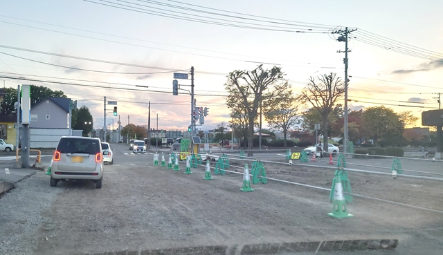 白樺通り交差点付近、江別病院駐車場側でも工事