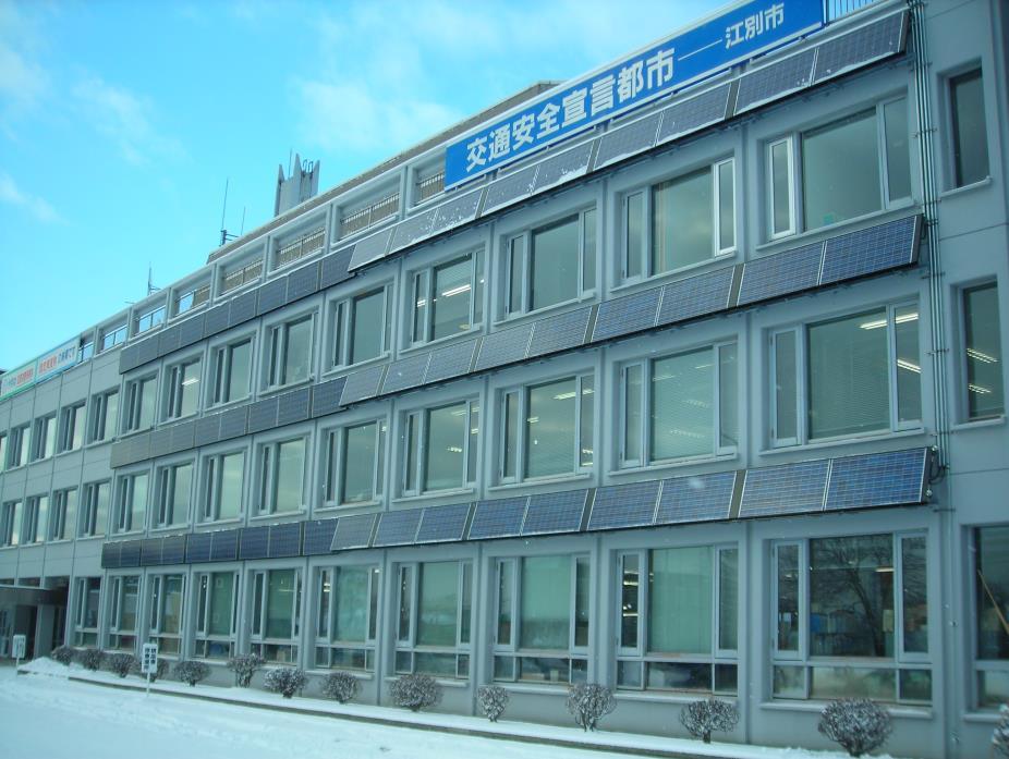 江別市役所本庁舎の壁面に設置された太陽光パネル