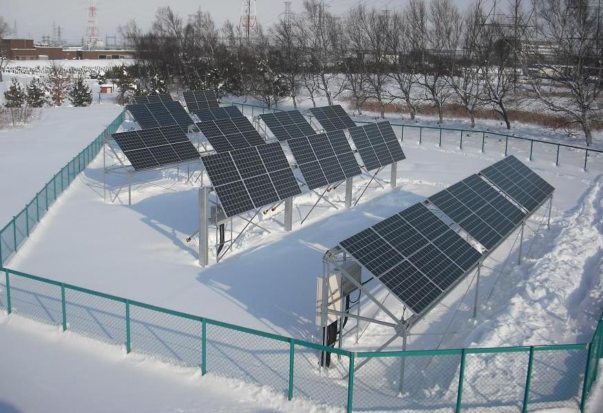 雪に囲まれたいずみ野小学校隣接地の太陽光発電研究施設